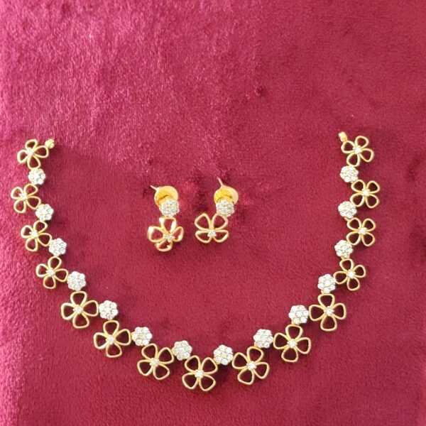 White stone flower neckset